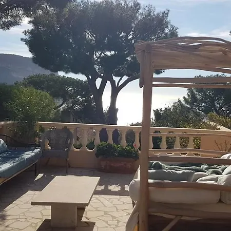 Les Nefliers Vue Panoramique Et A Pied Villa *