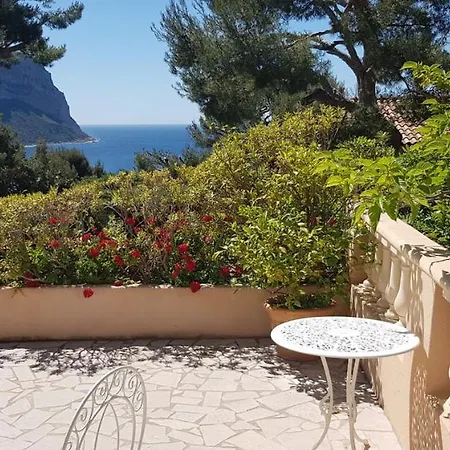 Les Nefliers Vue Panoramique Et A Pied Cassis