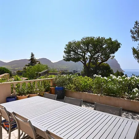 Les Nefliers Vue Panoramique Et A Pied Villa