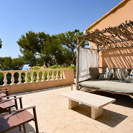 Villa Les Nefliers Vue Panoramique Et A Pied