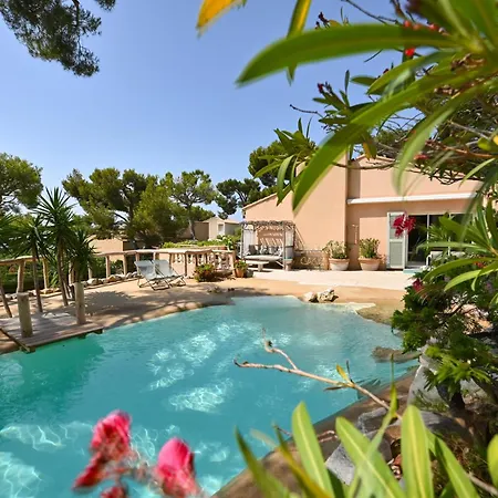 Les Nefliers Vue Panoramique Et A Pied Villa Cassis