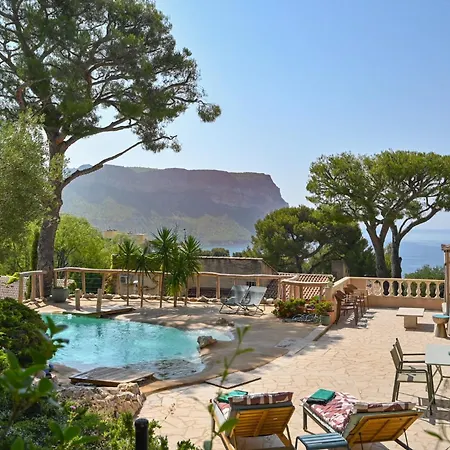 Les Nefliers Vue Panoramique Et A Pied Cassis